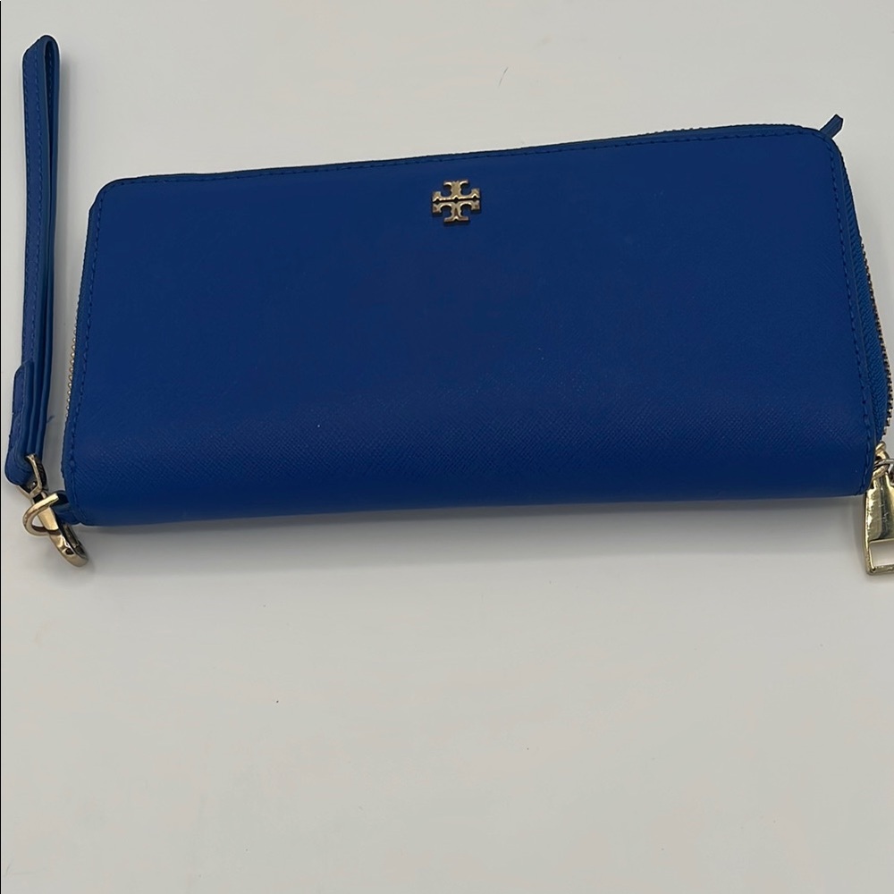 Tory Burch Blue Clutch Sleek Design Vibrant Color